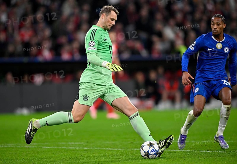 Goalkeeper Manuel Neuer FC Bayern Munich FCB (01) Action on the ball Joao Pedro Chelsea FC The Blues (20) Champions League, Allianz Arena, Munich, Bavaria, Germany
