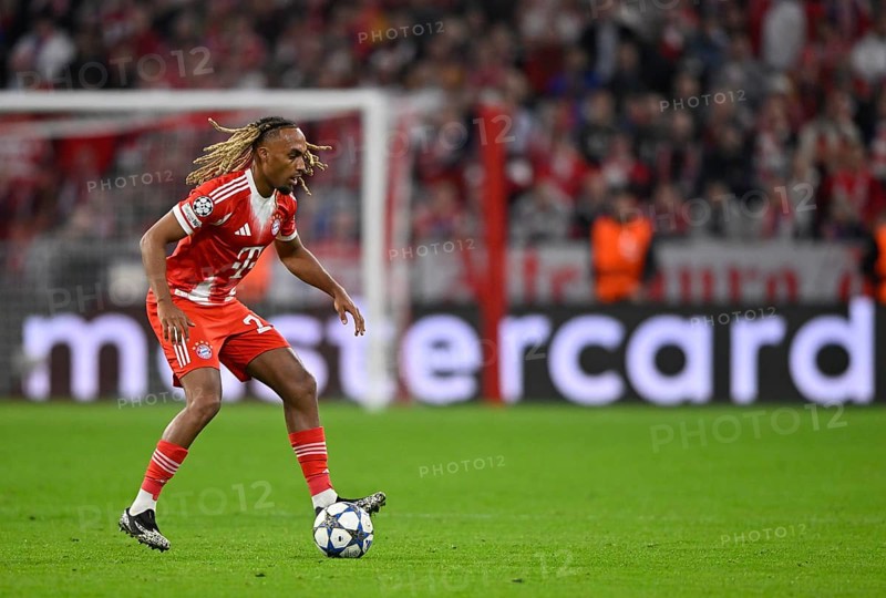Sacha Boey FC Bayern Munich FCB (23) Action on the ball perimeter advertising MASTERCARD Champions League, Allianz Arena, Munich, Bavaria, Germany