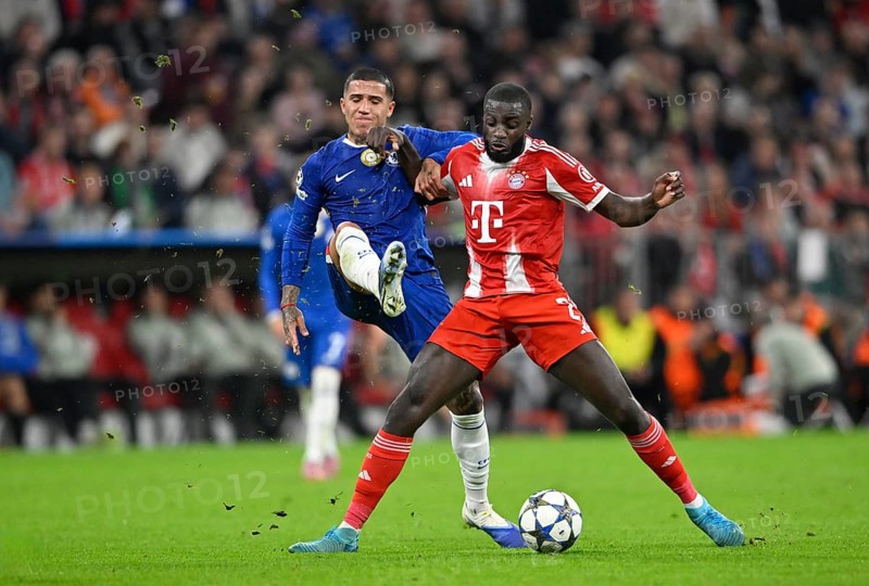 Duel, action Enzo Fernandez Chelsea FC The Blues (08) vs Dayot Upamecano FC Bayern Munich FCB (02) Champions League, Allianz Arena, Munich, Bavaria, Germany