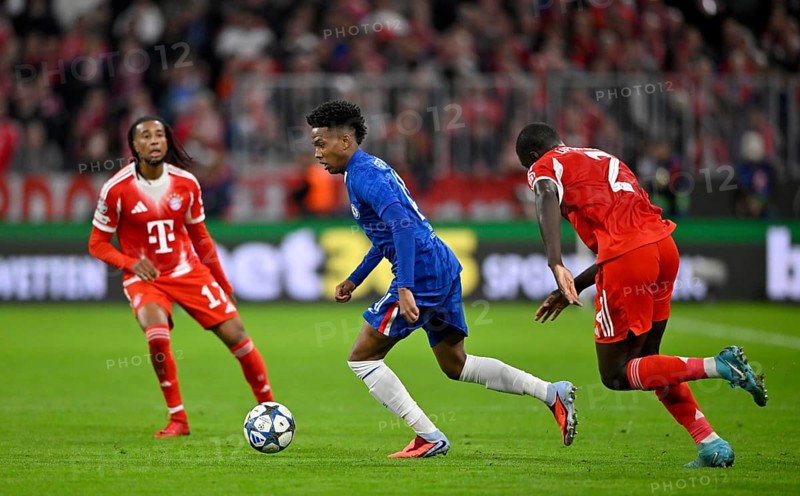 Estevao Chelsea FC The Blues (41) Action on the ball Champions League, Allianz Arena, Munich, Bayern, Germany Michael Olise FC Bayern Munich FCB (17) Dayot Upamecano FC Bayern Munich FCB (02)