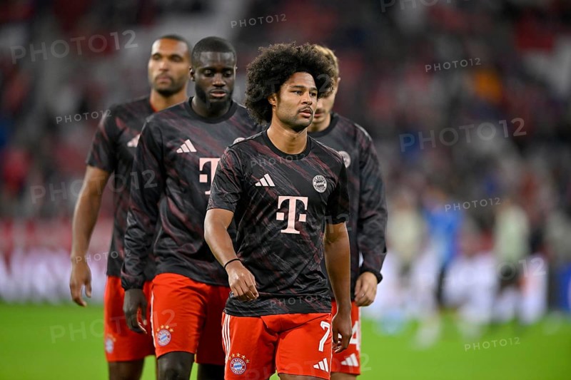 Warm-up training Serge Gnabry FC Bayern Munich FCB (07) Dayot Upamecano FC Bayern Munich FCB (02) Jonathan Tah FC Bayern Munich FCB (04) Josip Stanisic FC Bayern Munich FCB (44) Champions League, Allianz Arena, Munich, Bavaria, Germany