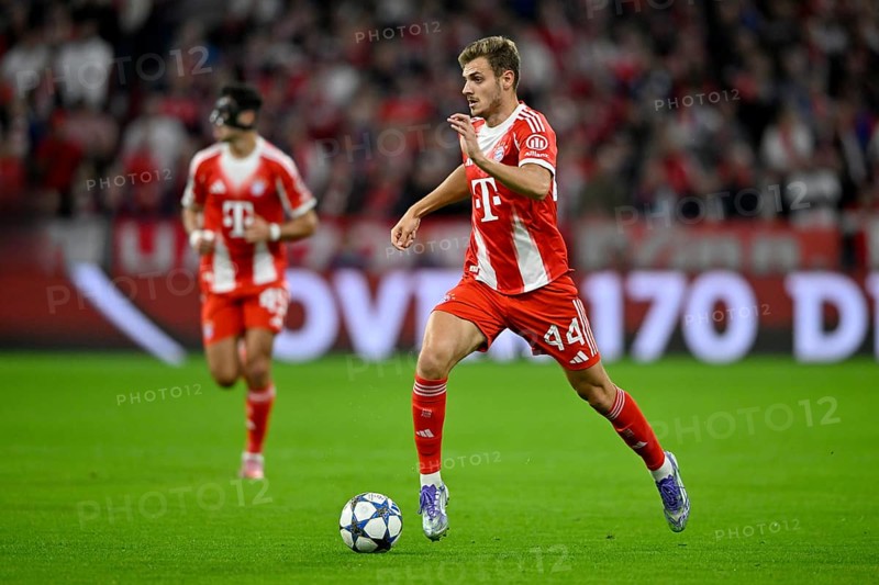 Josip Stanisic FC Bayern Munich FCB (44) Action on the ball Aleksandar Pavlovic FC Bayern Munich FCB (45) Champions League, Allianz Arena, Munich, Bavaria, Germany