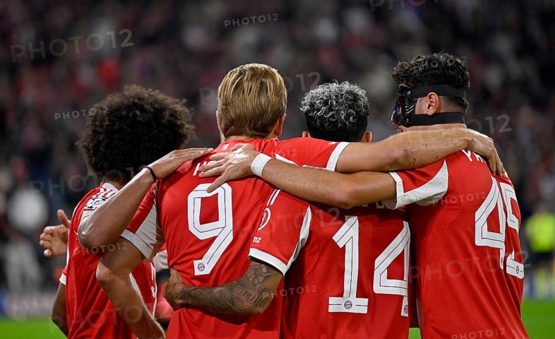 Goal celebration Harry Kane FC Bayern Munich FCB (09) Serge Gnabry FC Bayern Munich FCB (07) Luis Diaz FC Bayern Munich FCB (14) Aleksandar Pavlovic FC Bayern Munich FCB (45) from behind, Champions League, Allianz Arena, Munich, Bavaria, Germany