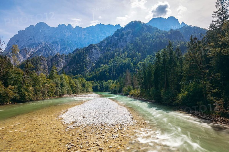 Enns with gravel bank surrounded by wooded banks, Reichenstein group in the background, Gesäuse, Styria, Austria