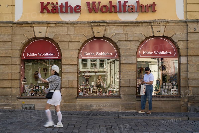 Façade and shop window, Käthe Wohlfahrt shop, tourists, Old Town, UNESCO World Heritage Site, Bamberg, Upper Franconia, Franconia, Bavaria, Germany
