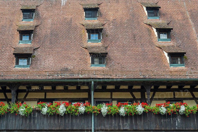 Flowers on the arcades, roof with dormer windows, Old Court, inner courtyard, UNESCO World Heritage Site, Bamberg, Upper Franconia, Franconia, Bavaria, Germany