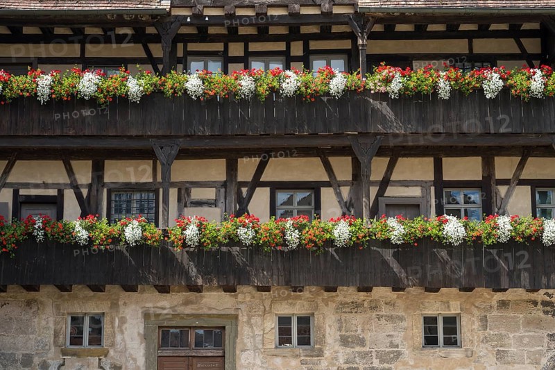 Flowers on the arcades, façade, Old Court, inner courtyard, UNESCO World Heritage Site, Bamberg, Upper Franconia, Franconia, Bavaria, Germany