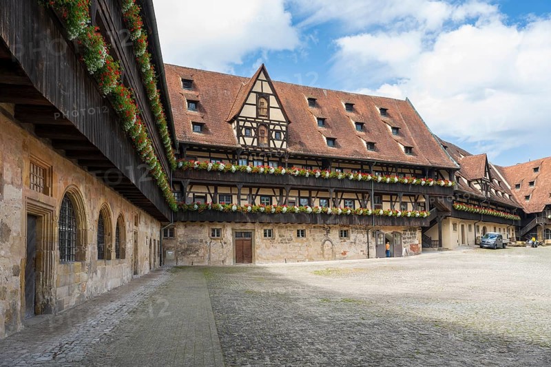 Flowers on the arcades, Old Court, inner courtyard, UNESCO World Heritage Site, Bamberg, Upper Franconia, Franconia, Bavaria, Germany