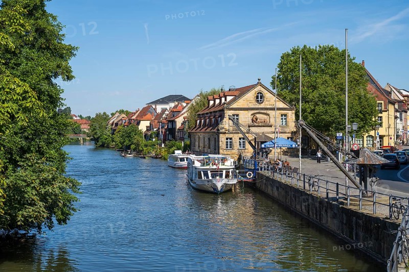 Building on the Regnitz, jetty, crane, old town, UNESCO World Heritage Site, Bamberg, Upper Franconia, Franconia, Bavaria, Germany