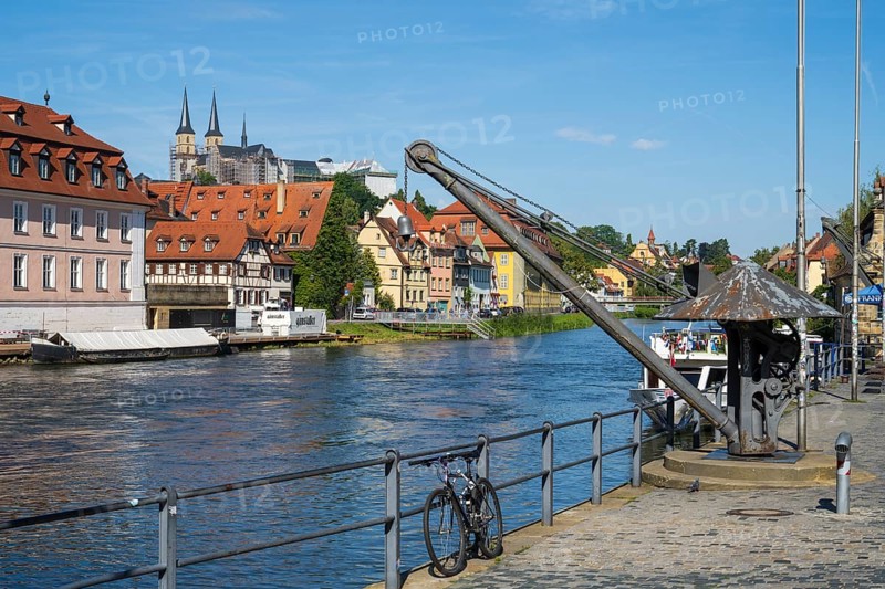 Building on the Regnitz, jetty, behind the cathedral, crane, old town, UNESCO World Heritage Site, Bamberg, Upper Franconia, Franconia, Bavaria, Germany