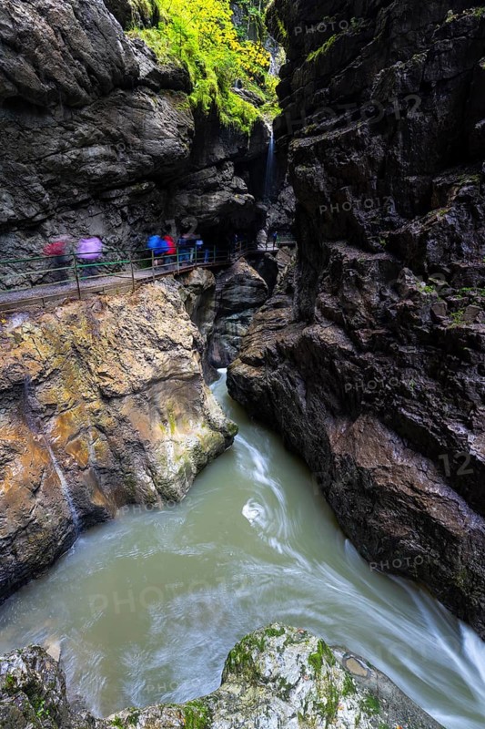 Breitach flows through gorge, stream, Schrattenkalk, visitors on footbridge, hiking trail, Breitachklamm, Oberstdorf, Allgäu Alps, Bavaria, Germany