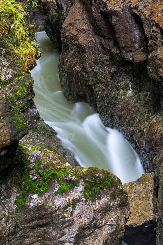 Pouring water in the gorge, trapped rock boulder, Schrattenkalk, Breitachklamm, Oberstdorf, Allgäu Alps, Bavaria, Germany