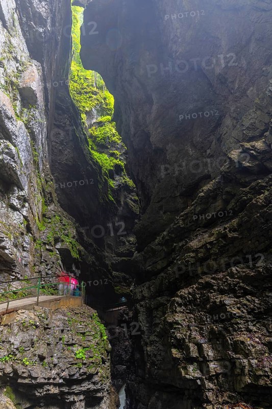 Breitach flows through gorge, stream, Schrattenkalk, visitors on footbridge, hiking trail, Breitachklamm, Oberstdorf, Allgäu Alps, Bavaria, Germany