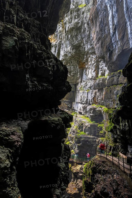 Breitach flows through gorge, stream, Schrattenkalk, visitors on footbridge, hiking trail, Breitachklamm, Oberstdorf, Allgäu Alps, Bavaria, Germany