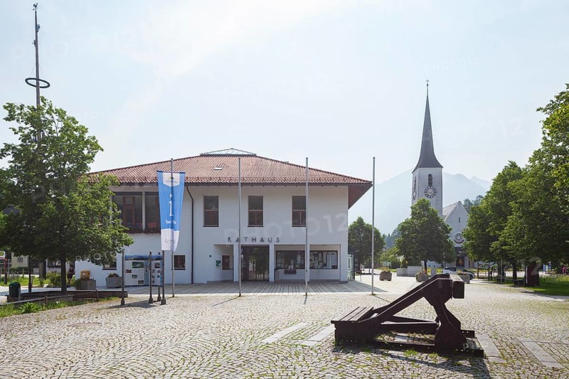 Town hall and parish church Zum Kostbaren Blut, Marquartstein, Chiemgau, Upper Bavaria, Bavaria, Germany