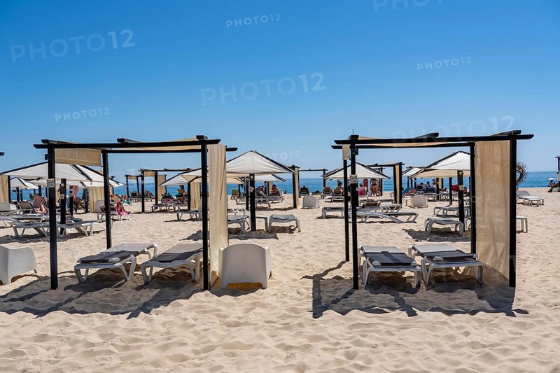 Kilometre-long beach Praia da Ilha de Tavira, on the island off Tavira, partly managed, facilities for renting sun loungers, shade huts, Algarve, Portugal