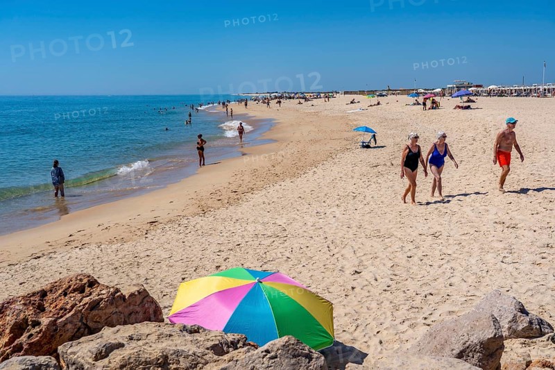 Kilometre-long beach Praia da Ilha de Tavira, on the island off Tavira, port side beacon to the harbour entrance of the Algarve, Farol de Tavira Molhe Öste, Portugal