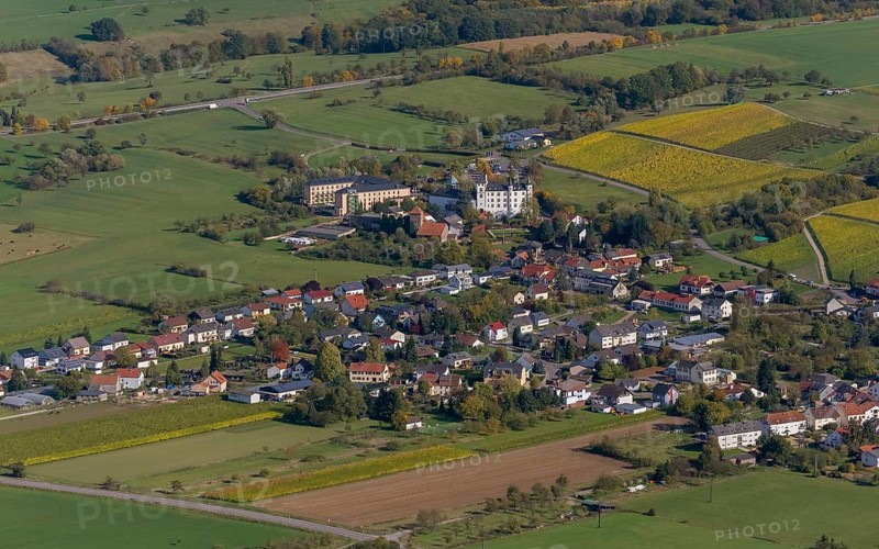 Saarländische Spielbanken GmbH Casino Schloss Berg, Renaissance castle on the Upper Moselle, Casino Schloss Berg, Nennig, Perl, Saarland, Germany, Europe, Wellenstein, Grevenmacher, Luxembourg, aerial photo, birds-eyes view, aerial photography, aerial photography, overview, overview, bird's eye view