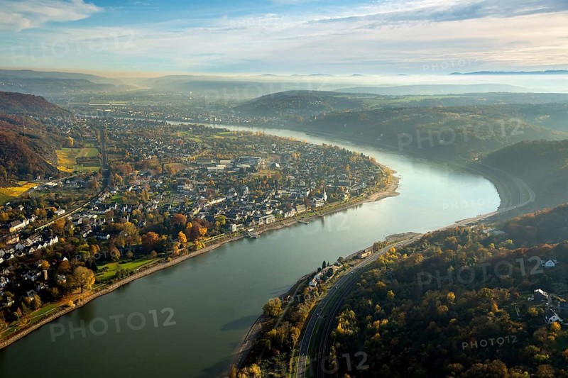 Rheinbogen bei Unkel am oberen Mittelrhein, Rheinbogen im Dunst, Bundesstraße B9 Richtung Remagen, Unkel, Landkreis Neuwied, Rhineland-Palatinate, Deutschland, Remagen, Europa, aerial view, birds-eyes view, Luftaufnahme, Luftbildfotografie, Luftfotografie, overview, Übersicht, Vogelperspektive
