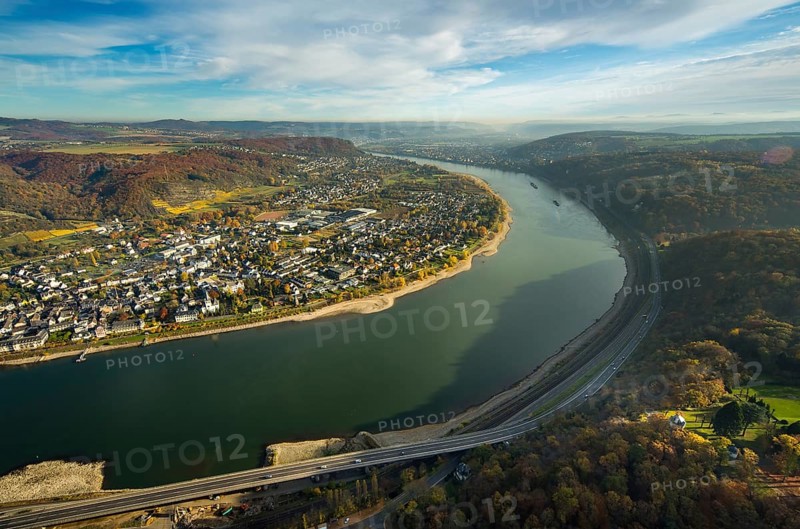 Rheinbogen bei Unkel am oberen Mittelrhein, Rheinbogen im Dunst, Bundesstraße B9 Richtung Remagen, Unkel, Landkreis Neuwied, Rhineland-Palatinate, Deutschland, Remagen, Europa, aerial view, birds-eyes view, Luftaufnahme, Luftbildfotografie, Luftfotografie, overview, Übersicht, Vogelperspektive