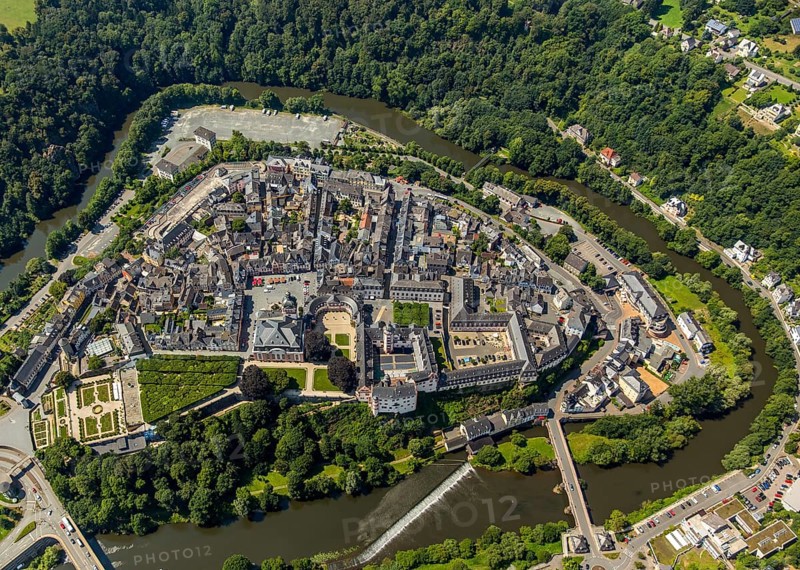 Renaissance castle Weilburg, Weilburg castle, baroque castle, old town hall and castle church with tower, river Lahn, Weilburg, district Limburg-Weilheim, Hesse, Germany, Europe, aerial view, birds-eyes view, aerial photography, aerial photography, overview, bird's eye view