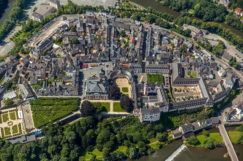 Renaissance castle Weilburg, Weilburg castle, baroque castle, old town hall and castle church with tower, river Lahn, Weilburg, district Limburg-Weilheim, Hesse, Germany, Europe, aerial view, birds-eyes view, aerial photography, aerial photography, overview, bird's eye view