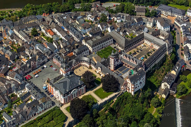 Renaissance castle Weilburg, Weilburg castle, baroque castle, old town hall and castle church with tower, river Lahn, Weilburg, district Limburg-Weilheim, Hesse, Germany, Europe, aerial view, birds-eyes view, aerial photography, aerial photography, overview, bird's eye view