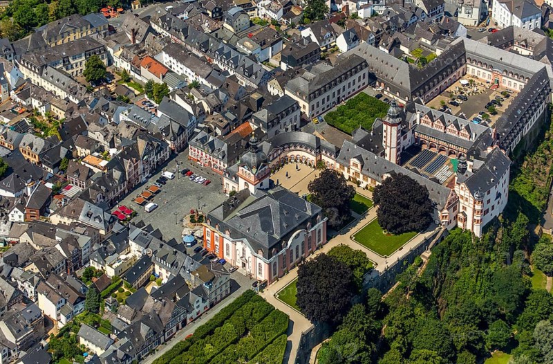 Renaissance castle Weilburg, Weilburg castle, baroque castle, old town hall and castle church with tower, river Lahn, Weilburg, district Limburg-Weilheim, Hesse, Germany, Europe, aerial view, birds-eyes view, aerial photography, aerial photography, overview, bird's eye view
