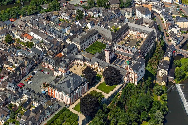 Renaissance castle Weilburg, Weilburg castle, baroque castle, old town hall and castle church with tower, river Lahn, Weilburg, district Limburg-Weilheim, Hesse, Germany, Europe, aerial view, birds-eyes view, aerial photography, aerial photography, overview, bird's eye view