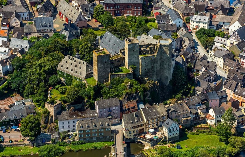 Runkel Castle with Lahn and Lahn bridge, ruins of a medieval hilltop castle in the town of Runkel, Runkel, Lahnkreis, Hesse, Germany, Europe, aerial view, bird's eye view, aerial photography, aerial photography, overview, bird's eye view