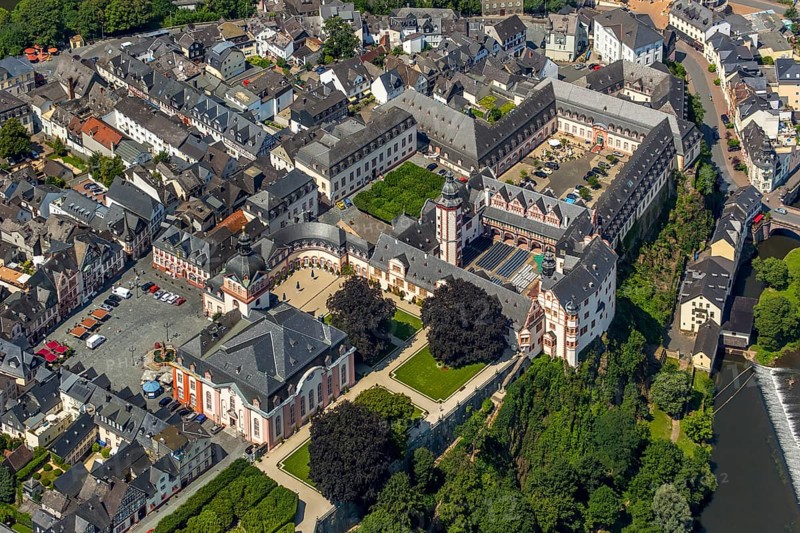 Renaissance castle Weilburg, Weilburg castle, baroque castle, old town hall and castle church with tower, river Lahn, Weilburg, district Limburg-Weilheim, Hesse, Germany, Europe, aerial view, birds-eyes view, aerial photography, aerial photography, overview, bird's eye view