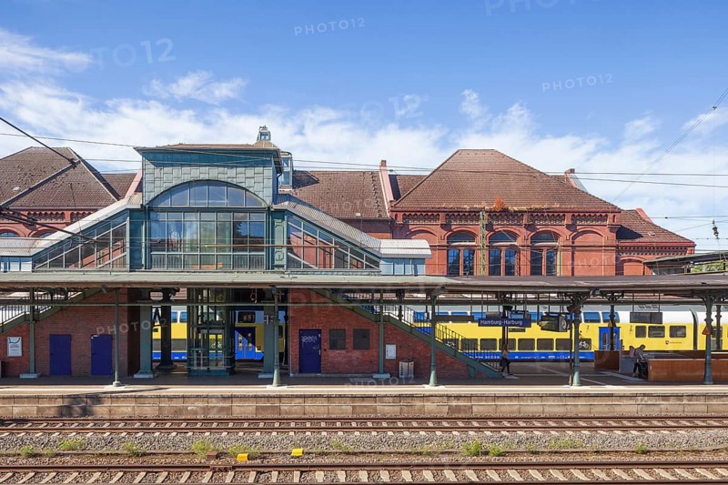 Harburg railway station with local train and platform, Harburg, Hamburg, Germany
