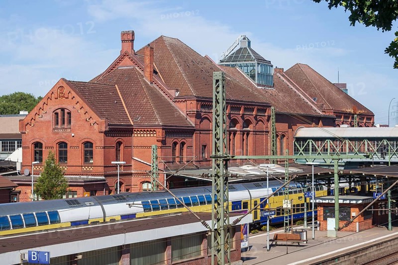 Harburg railway station with local train and platform, Harburg, Hamburg, Germany