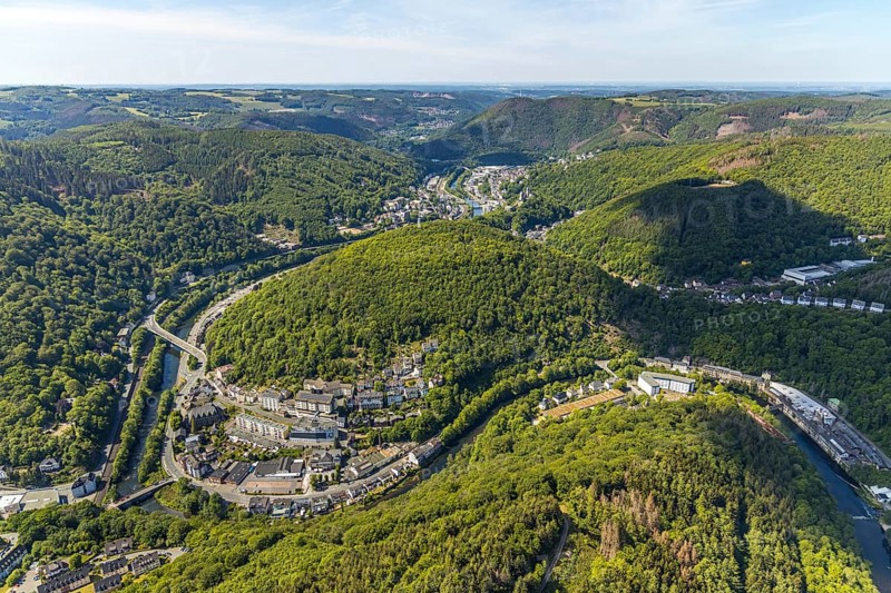 Aerial view, district Lennestein, river Lenne loop, Werdohler Straße, mountain Am Schwarzenstein, castle Altena, Altena, Sauerland, Märkischer Kreis, Lennetal, North Rhine-Westphalia, Germany, authority, mountains and valleys, arch bridge, Bornstraße, bridge, bridge over the Lenne, federal road B236, DE, Europe, distant view, Altena tax office, River Lenne, commercial enterprises, commercial area, commercial area, commercial location, commercial use, Graf GmbH- Draht- und Bandstahlverformung, autumn colours, hilly landscape, Kesselbrink, cultural monument, Lenneschleife, Lone Ranger Investments S.A., aerial view, aerial photography, aerial photography, Saleen Kunststoff GmbH, SteinStraße, Steinerne Brücke, overview, bird's-eye view, forest, Winkelsen, birds-eyes view, former St. Vinzenz hospital, autumnal forest, overview
