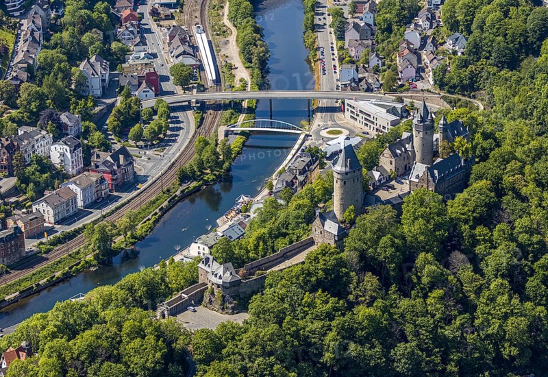 Aerial view, Altena Castle, Fritz-Thomee-Straße, River Lenne, Altena, Sauerland, Märkischer Kreis, North Rhine-Westphalia, Germany, architectural monument, bridge, castle, castle courtyard, castle ruins, DE, DJH, Europe, pedestrian bridge over the Lenne, gastronomy, green trees, Altena Castle Youth Hostel, Lenneuferstrasse, aerial view, aerial photography, aerial photography, Upper Lenne Terrace, promenade, castle, sight, overview, defence system, bird's eye view, overview