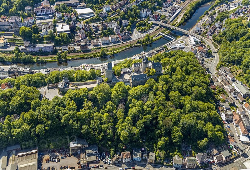 Aerial view, Burg Altena, Fritz-Thomee-Straße, River Lenne, Altena Town Hall, Altena, Sauerland, Märkischer Kreis, North Rhine-Westphalia, Germany, architectural monument, authority, bridge, castle, Burggymnasium Altena, castle courtyard, castle ruins, DE, DJH, Europe, pedestrian bridge over the Lenne, gastronomy, green trees, Altena Castle Youth Hostel, Lenneuferstraße, aerial view, aerial photography, aerial photography, Obere Lenneterasse, promenade, castle, school, sight, overview, defence system, bird's eye view, birds-eyes view, overview