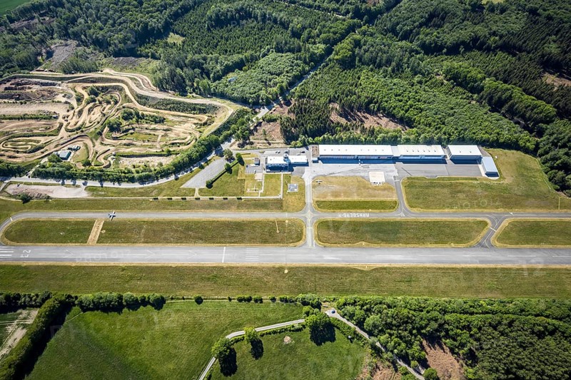 Aerial photo, Arnsberg Menden airfield, EDLA, commercial airfield, motocross track MCC Voßwinkel, Arnsberg, Sauerland, Hochsauerlandkreis, North Rhine-Westphalia, Germany, DE, Europe, airfield, runway, aerial photo, aerial photography, aerial photography, runway, overview, bird's-eye view, overview