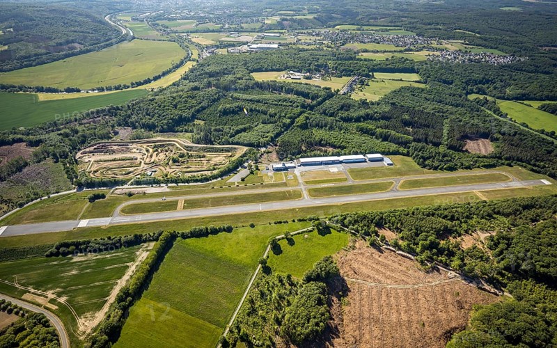 Aerial photo, Arnsberg Menden airfield, EDLA, commercial airfield, motocross track MCC Voßwinkel, Arnsberg, Sauerland, Hochsauerlandkreis, North Rhine-Westphalia, Germany, DE, Europe, airfield, runway, aerial photo, aerial photography, aerial photography, runway, overview, bird's-eye view, overview
