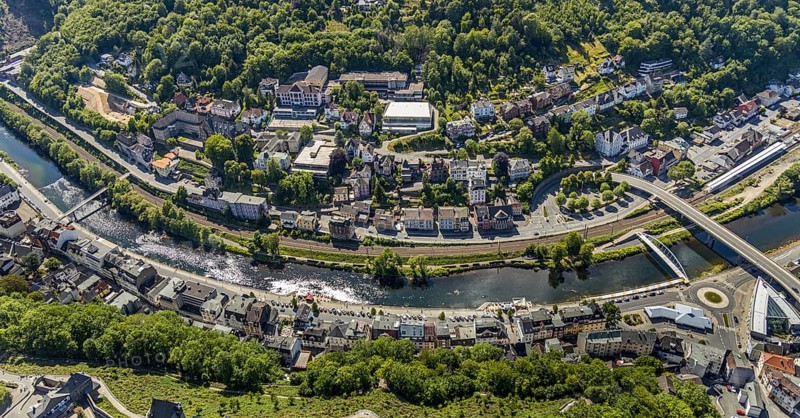 Aerial view, Lenneuferstraße, promenade, demolition of Eugen-Schmalenbach-Berufskolleg, Bismarckstraße, Altena town hall, Altena, Sauerland, Märkischer Kreis, North Rhine-Westphalia, Germany, authority, education, educational institution, bridge, DE, DITIB - Türkisch Islamischer Verein zu Altena e.V., DJH, Europe, River Lenne, footbridge over the Lenne, catering, green trees, grammar school, Altena district hall, educational institute, aerial view, aerial photography, aerial photography, Obere Lenneterasse, town hall, school, sports hall, town administration, overview, administrative area, bird's-eye view, forest area, birds-eyes view, overview
