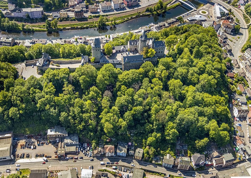 Aerial view, Altena Castle, Fritz-Thomee-Straße, River Lenne, Altena, Sauerland, Märkischer Kreis, North Rhine-Westphalia, Germany, architectural monument, castle, castle courtyard, castle ruins, DE, DJH, Europe, gastronomy, green trees, Altena Castle Youth Hostel, Lenneuferstraße, aerial photograph, aerial photography, aerial photography, Upper Lenne Terrace, promenade, castle, sight, overview, defence system, bird's-eye view, bird's-eye view, overview