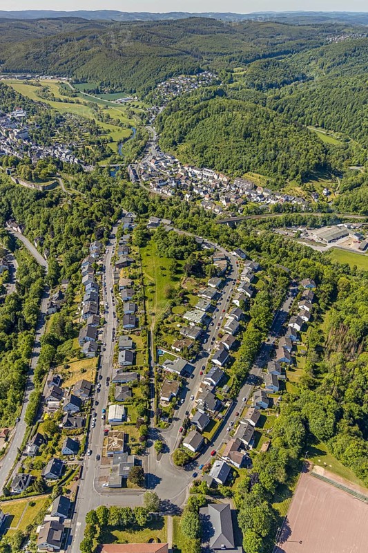 Aerial view, terraced houses Am Stötchen, Alter Soestweg, Arnsberg, Sauerland, Hochsauerlandkreis, North Rhine-Westphalia, Germany, DE, Europe, property tax, real estate, aerial view, aerial photography, aerial photography, terraced houses, overview, bird's-eye view, forest area, residential area, living and living, residential area, residential buildings, residential quality, residential neighbourhood, housing estate, birds-eyes view, overview