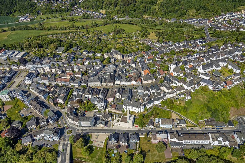 Aerial view, old town, city centre view, Sauerland museum, Groten tower, administrative court Arnsberg, river Ruhr, Arnsberg, Sauerland, Hochsauerlandkreis, North Rhine-Westphalia, Germany, DE, Europe, community garden, Jägerbrücke, KGV, allotment garden, allotment garden site, allotment garden association, allotment gardener association, allotment garden association Ruhr Valley, aerial view, aerial photography, aerial photography, Ruhraue, allotment garden, overview, bird's eye view, birds-eyes view, overview