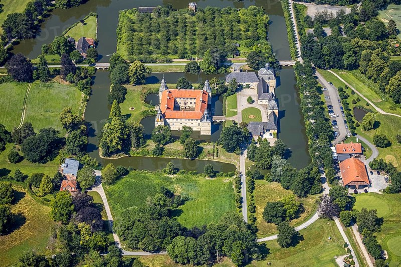 Aerial view, moated castle Westerwinkel, Ascheberg, Münsterland, North Rhine-Westphalia, Germany, baroque castle, castle, castle complex, DE, English garden, Europe, moat, courtyard, aerial view, aerial photography, aerial photography, castle, castle Westerwinkel, sight, overview, defence system, bird's-eye view, forest area, moated castle, moat, moated castle, birds-eyes view, historical, overview