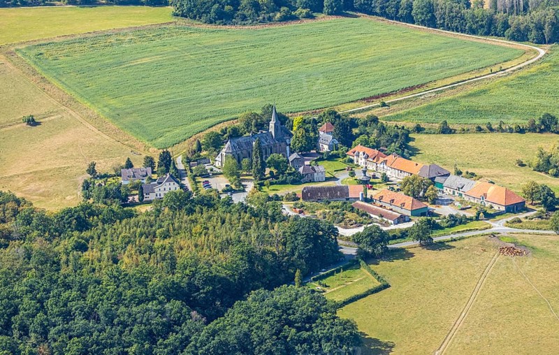 Ölinghausen Monastery, monastery building inhabited by the Sisters of St. Mary Magdalene Postel, monastery church, former Premonstratensian monastery, Herdringen, Arnsberg, Sauerland, North Rhine-Westphalia, Germany, DE, Europe, aerial view, birds-eyes view, aerial photography, aerial photography, overview, bird's eye view