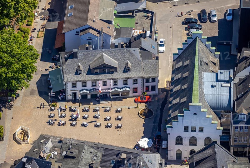 Aerial view, Alter Markt, gastronomy, Südsauerlandmuseum, Attendorn, Sauerland, North Rhine-Westphalia, Germany, outdoor gastronomy, Corona crisis, Corona measures, DE, Europe, culture, art, aerial photography, aerial photography, aerial photography, museum, overview, bird's eye view, birds-eyes view, overview