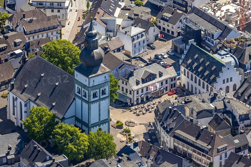 Aerial view, catholic church St. Johannes Baptist, Alter Markt, gastronomy, Südsauerlandmuseum, Attendorn, Sauerland, North Rhine-Westphalia, Germany, place of worship, outdoor gastronomy, Corona crisis, Corona measures, DE, Europe, religious community, place of worship, church, parish, denomination, culture, art, aerial view, aerial photography, aerial photography, museum, religion, overview, bird's eye view, birds-eyes view, overview