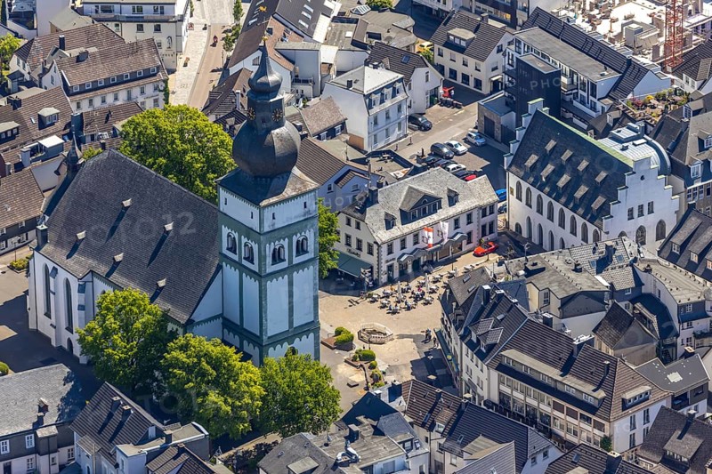 Aerial view, catholic church St. Johannes Baptist, Alter Markt, gastronomy, Südsauerlandmuseum, Attendorn, Sauerland, North Rhine-Westphalia, Germany, place of worship, outdoor gastronomy, Corona crisis, Corona measures, DE, Europe, religious community, place of worship, church, parish, denomination, culture, art, aerial view, aerial photography, aerial photography, museum, religion, overview, bird's eye view, birds-eyes view, overview