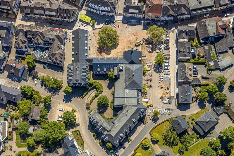 Aerial view, city administration town hall Attendorn, savings bank, building site, Attendorn, Sauerland, North Rhine-Westphalia, Germany, authority, DE, Europe, Kölner Straße, aerial view, aerial photography, aerial photography, town hall, overview, bird's-eye view, overview