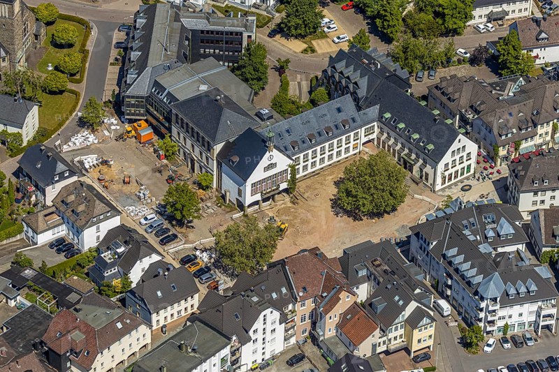 Aerial view, city administration town hall Attendorn, savings bank, building site, Attendorn, Sauerland, North Rhine-Westphalia, Germany, authority, DE, Europe, Kölner Straße, aerial view, aerial photography, aerial photography, town hall, overview, bird's-eye view, overview