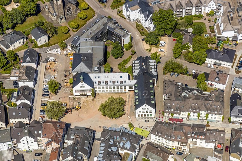 Aerial view, city administration town hall Attendorn, savings bank, building site, Attendorn, Sauerland, North Rhine-Westphalia, Germany, authority, DE, Europe, Kölner Straße, aerial view, aerial photography, aerial photography, town hall, overview, bird's-eye view, overview
